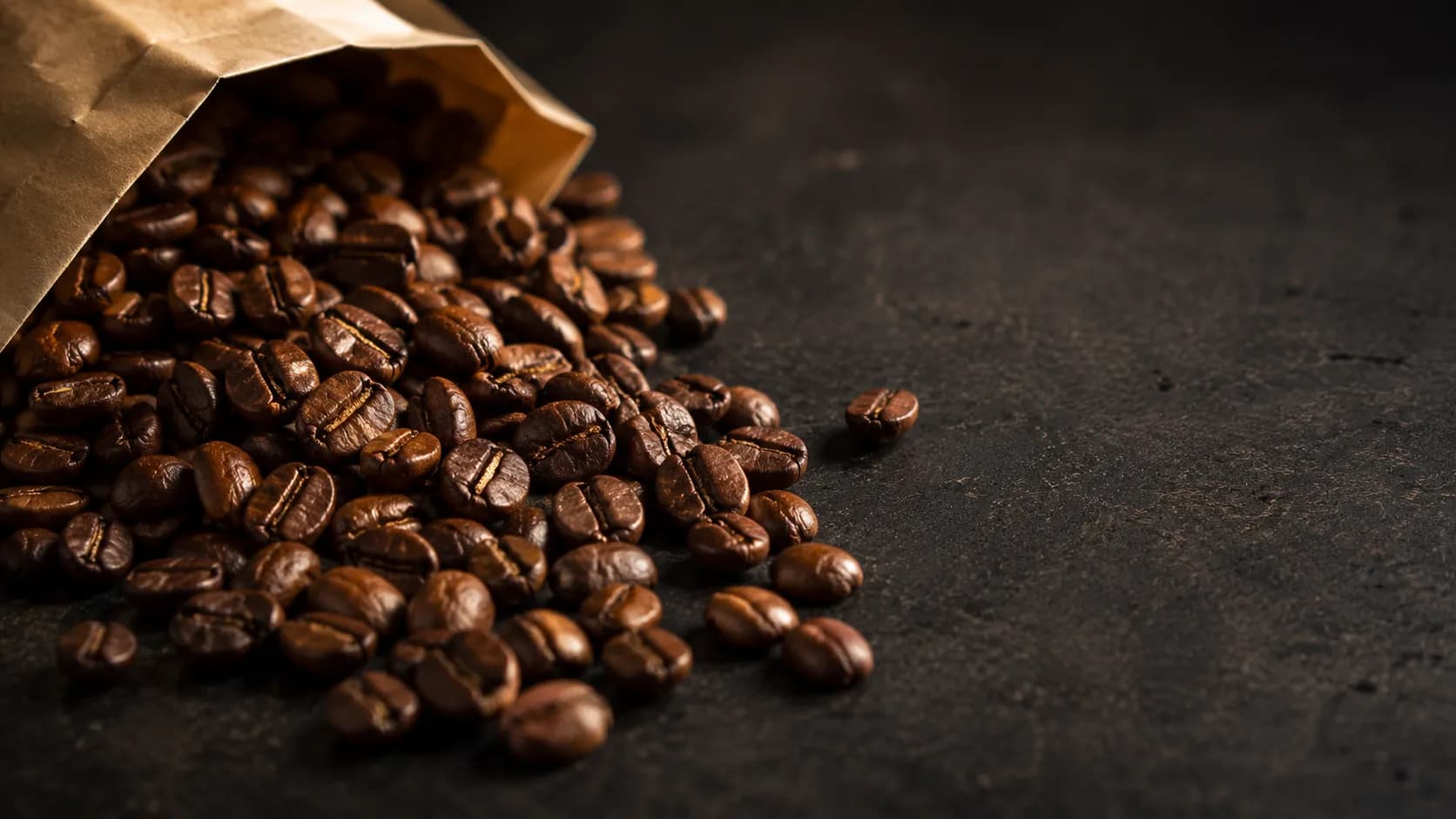 Granos de café tostado de especialidad vistos de cerca.