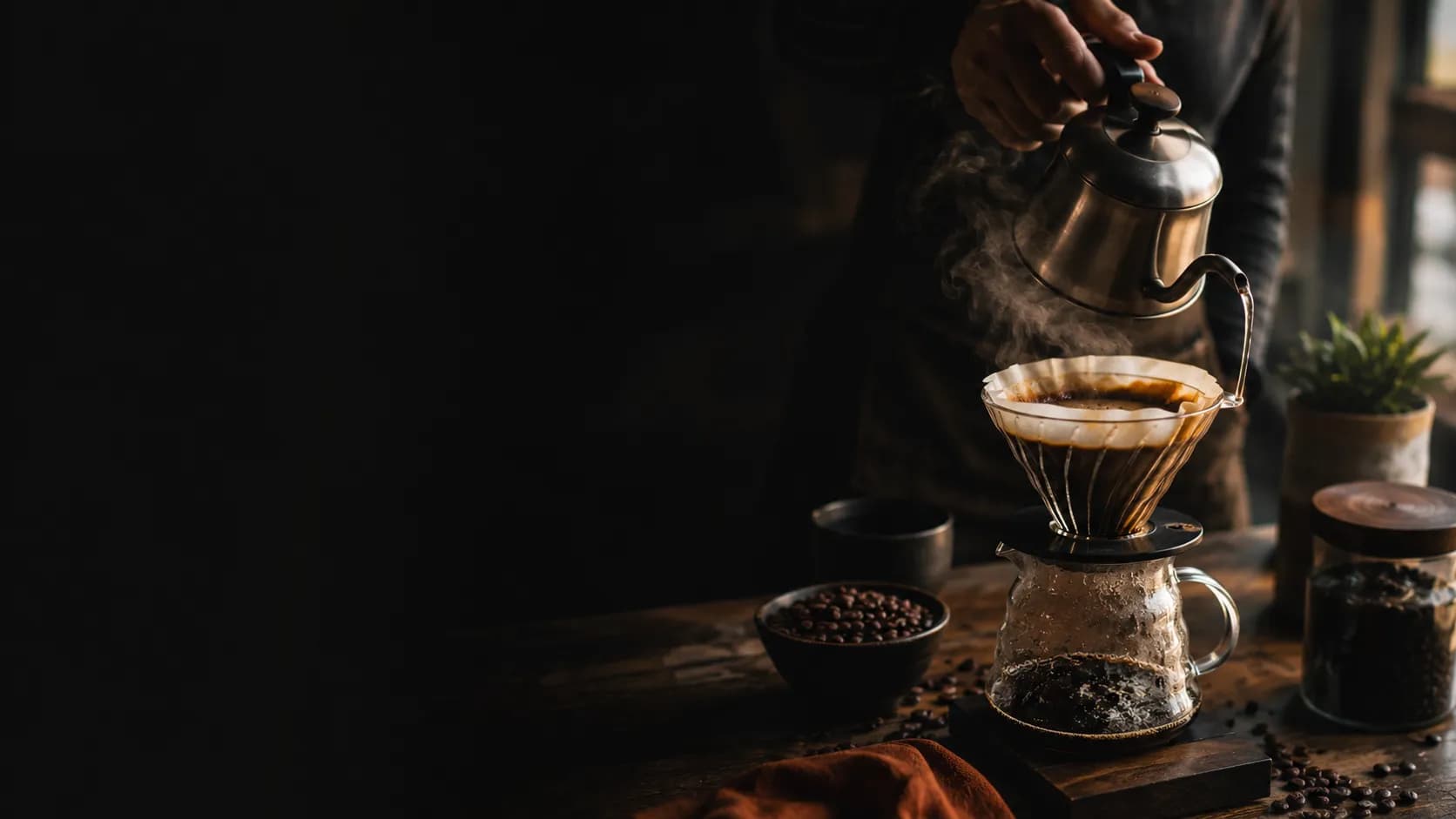 Ambiente cálido alrededor de una taza de café de especialidad.